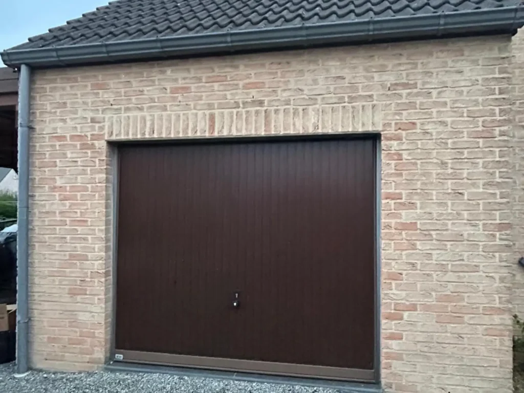 porte garage basculante marron maison brique chassidor namur