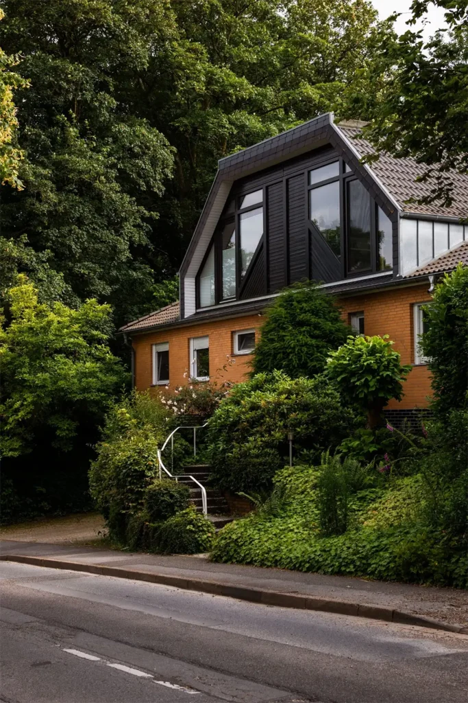 extension toiture chassis aluminium noir sur maison brique renovation namuroise