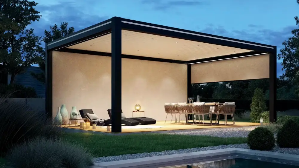 pergola bioclimatique aluminium avec store integre terrasse et piscine en soiree