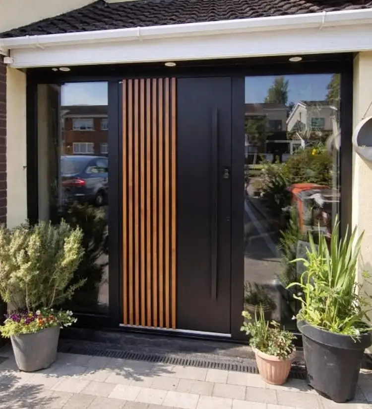 porte d entree aluminium noir avec lattes bois et grandes baies vitrees laterales