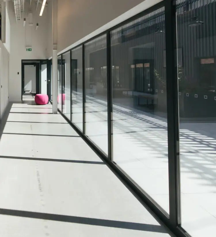baies vitrees aluminium noir grand format