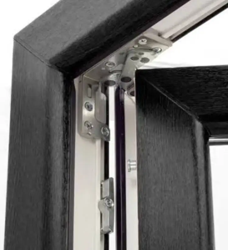 charniere metallique de porte entree noire