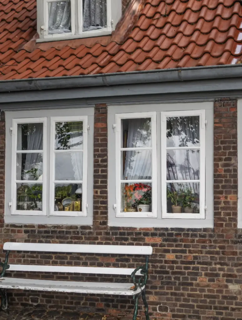 fenetres blanches sur facade en briques