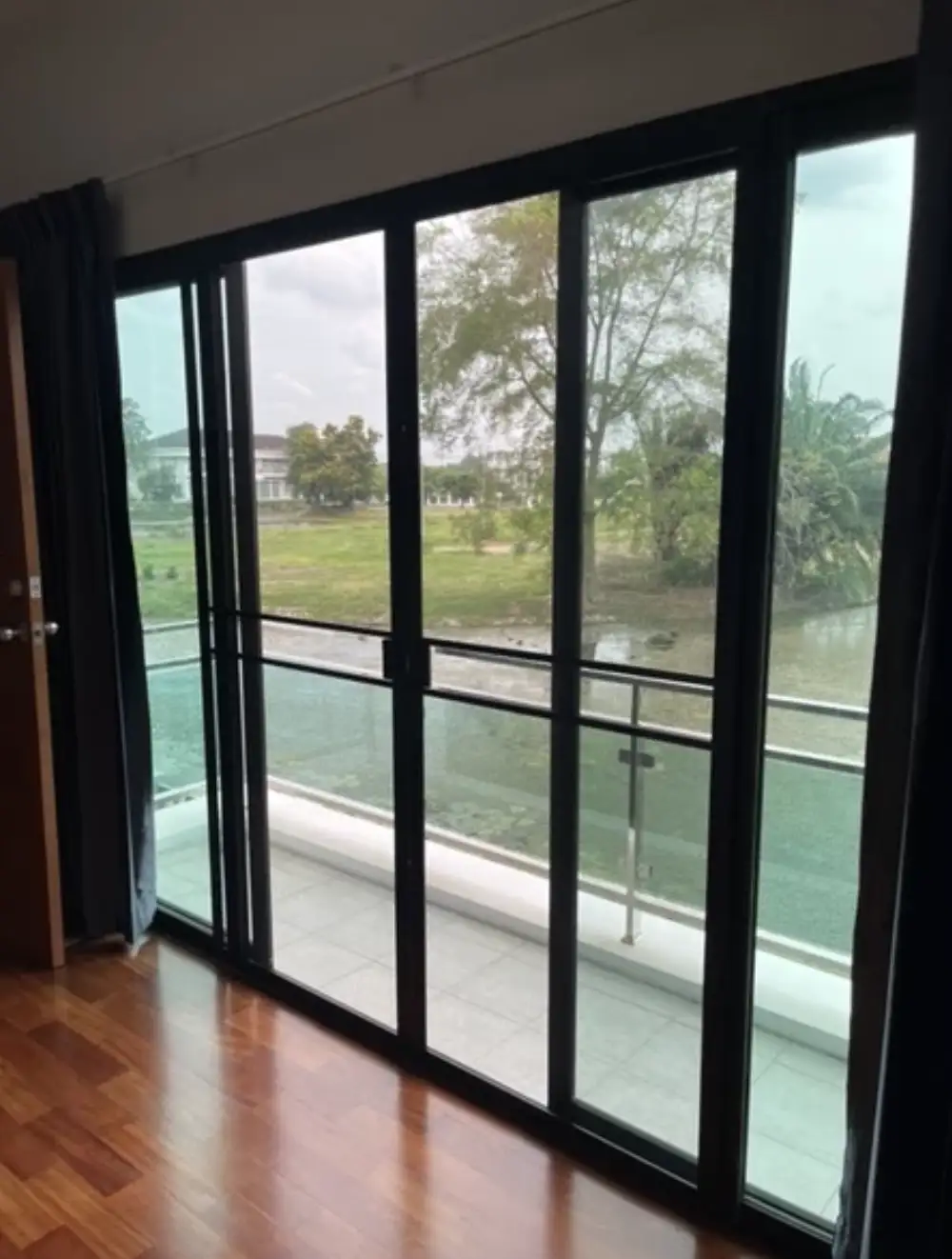 moustiquaire coulissante noire pour baie vitree