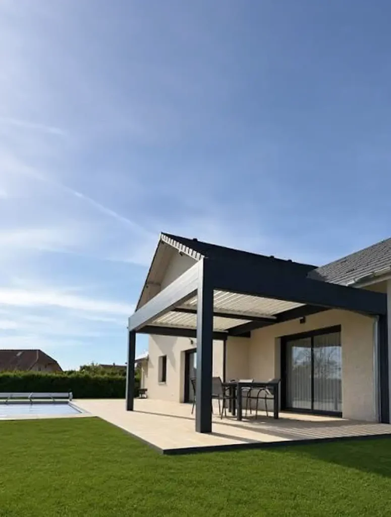pergola bioclimatique aluminium anthracite adossee maison terrasse piscine chassidor namur