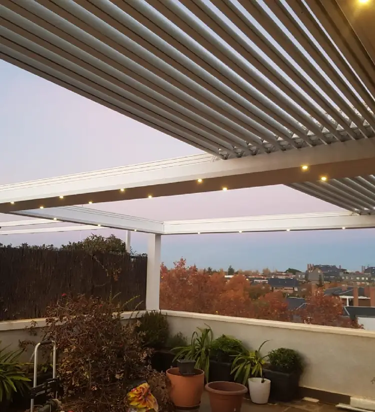 pergola bioclimatique anthracite avec stores lateraux