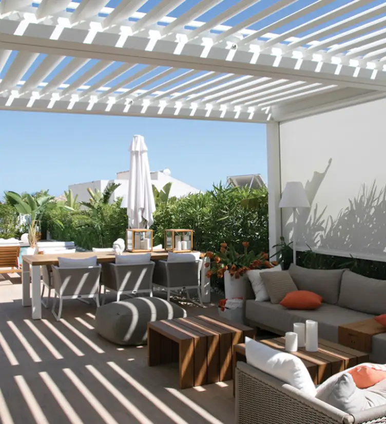 pergola bioclimatique blanche avec lames orientables et store lateral