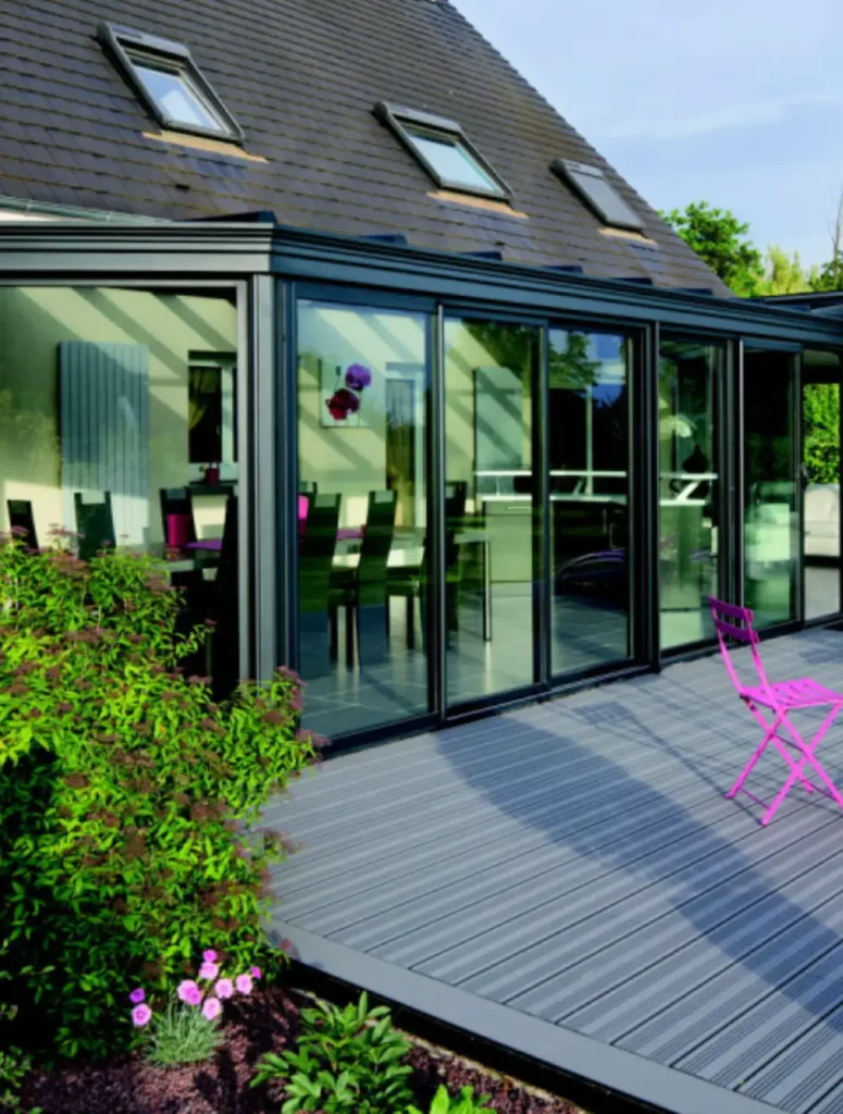 veranda aluminium anthracite adossee a la maison