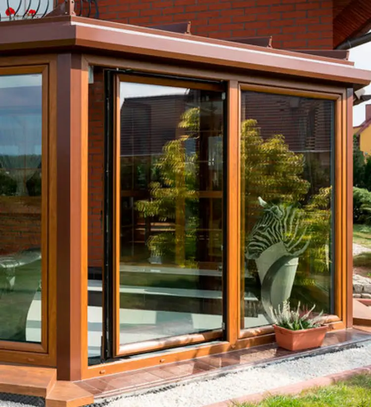 veranda vitree aspect bois avec portes coulissantes