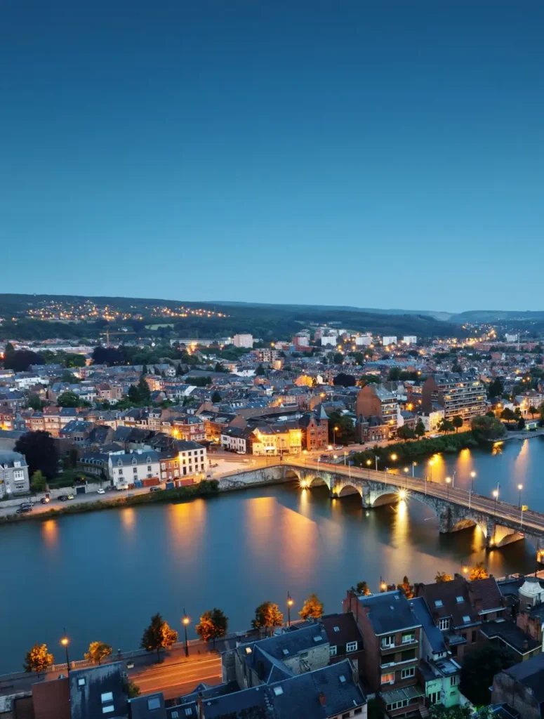vue panoramique de namur et de la meuse au coucher du soleil